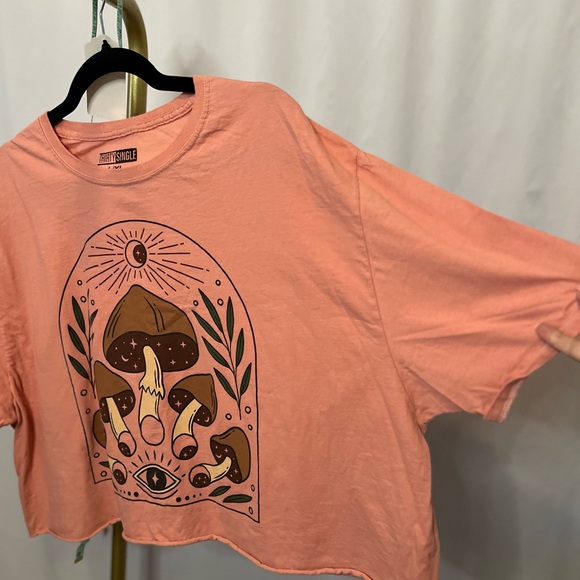 Peach colored T-shirt with mushrooms academia cropped large extra large - Picture 2 of 4